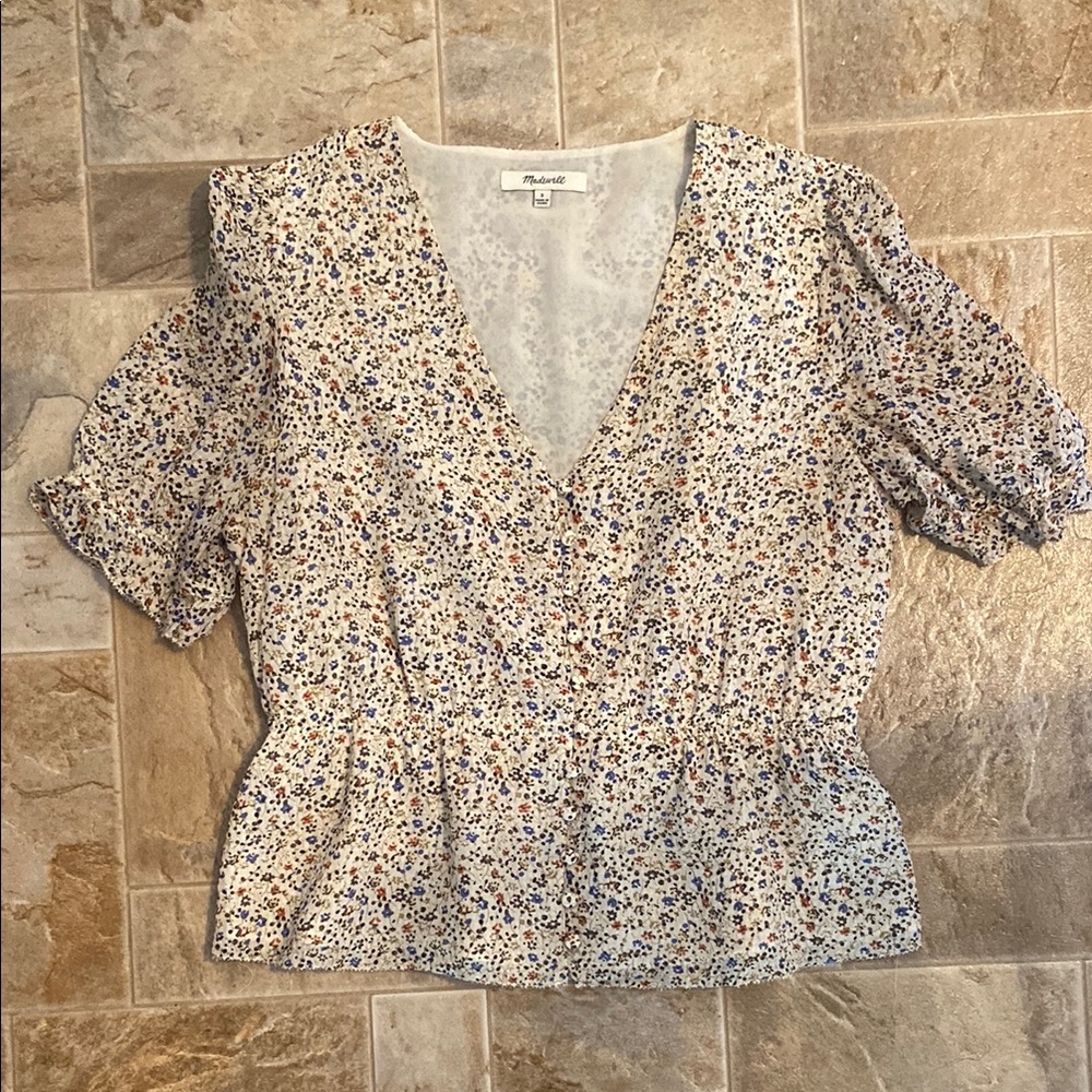 Madewell Small Floral 100% silk V-Neck Blouse. Date night, summer, work shirt